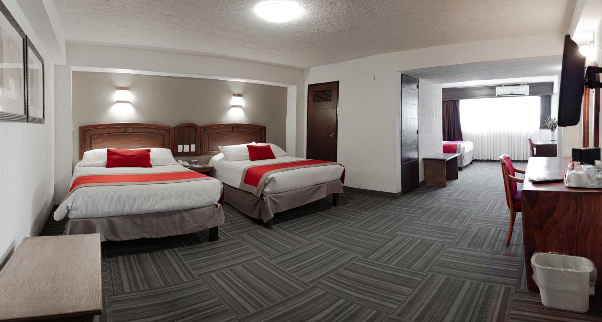 Отель Ramada Plaza By Wyndham Леон Экстерьер фото