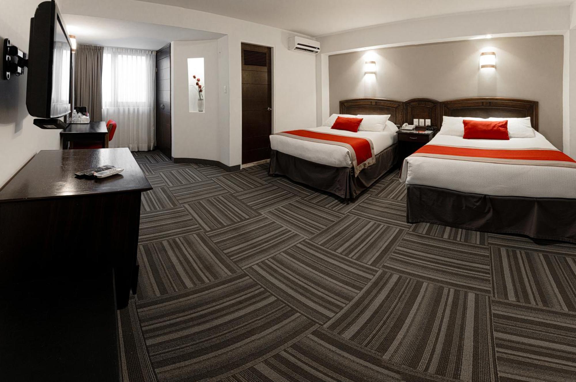 Отель Ramada Plaza By Wyndham Леон Экстерьер фото