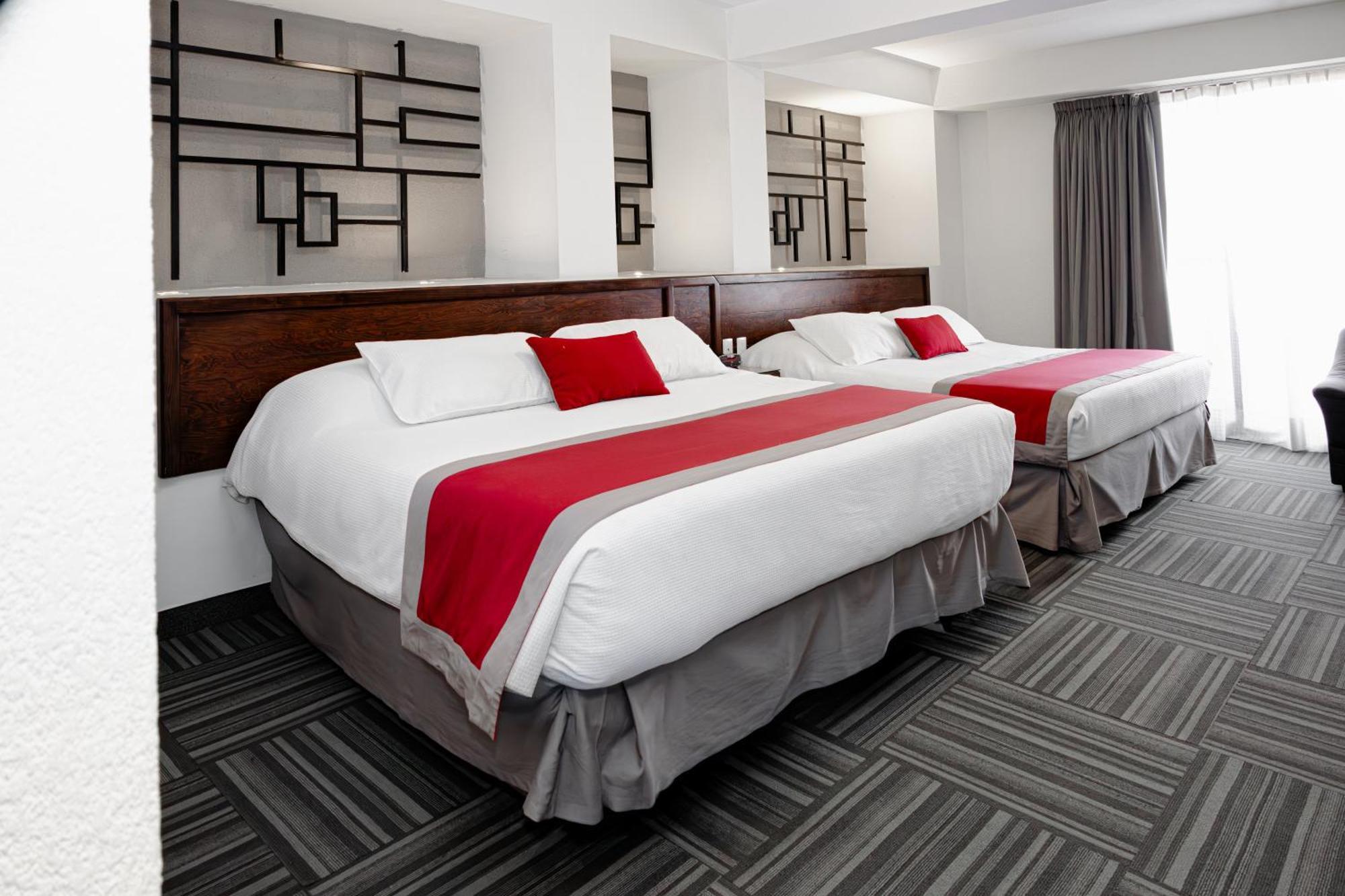 Отель Ramada Plaza By Wyndham Леон Экстерьер фото